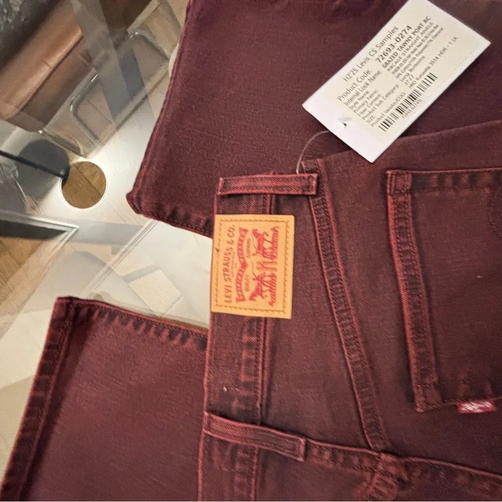 NWT! Levi's Women's Jeans in Burgundy Size 27 - Picture 7 of 11
